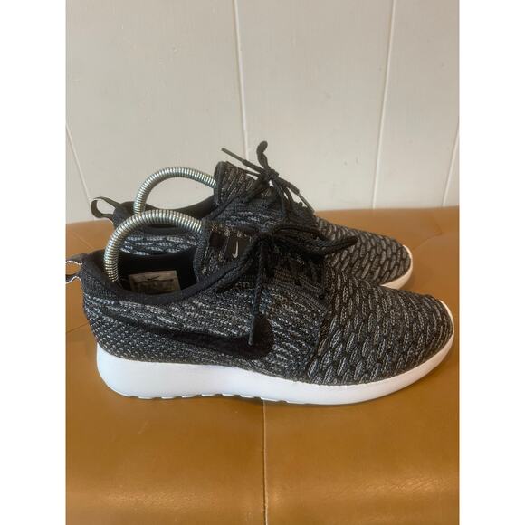 Nike Women’s Flyknit Roshe Sneakers Black Size 8 Woven‎ Comfort Running Shoes - Picture 1 of 7